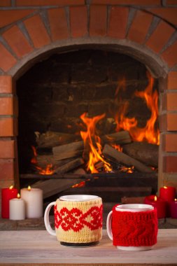 Rahat açık şöminenin süslemeleri ile