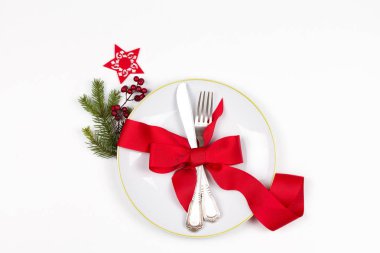Noel sofra tabak, çatal bıçak takımı, Çamın dalları, şerit ve kırmızı meyveler ile yer. Kış tatili ve festival arka plan. Noel arifesi Akşam Yemeği, yılbaşı yiyecek Öğle Yemeği