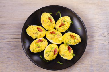 Hardallı yumurta pastırma ve Frenk soğanı ile yüklü