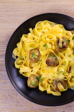 Sığır eti köfte ile yumurta noodles