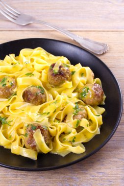 Sığır eti köfte ile yumurta noodles