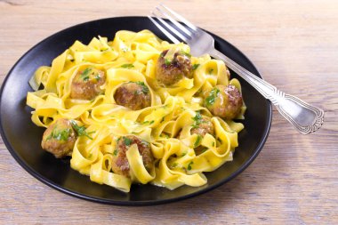 Sığır eti köfte ile yumurta noodles