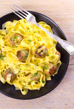 Sığır eti köfte ile yumurta noodles