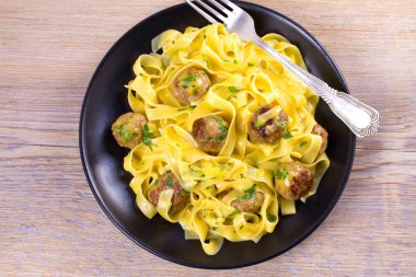 Sığır eti köfte ile yumurta noodles