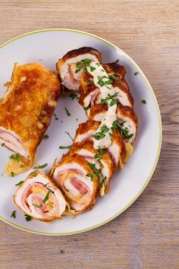 Tavuk göğsü sarar jambon ve peynir, yükü, üstten görünüm