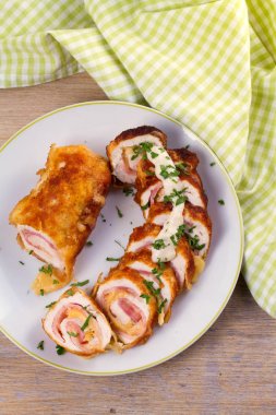 Tavuk göğsü sarar jambon ve peynir, yükü, üstten görünüm