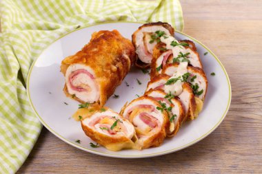Sosis ve peynir ile tavuk göğsü sarar