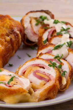 Sosis ve peynir ile tavuk göğsü sarar