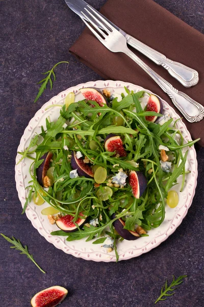 Fichi Uva Formaggio Insalata Rucola Sopraelevato Vista Dall Alto — Foto Stock