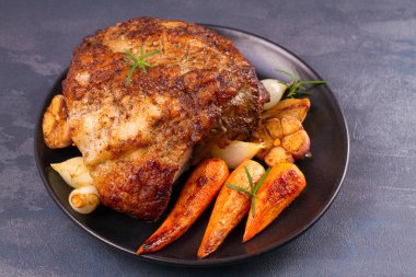 Biberiye, havuç ve sarımsak siyah plaka üzerinde kavrulmuş ham