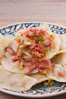 Köfte, lahana ile dolu ve kızarmış domuz pastırması ve soğan ile servis. Varenyky, vareniki, pierogi, pyrohy - Doğu Avrupa'nın popüler çanak