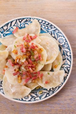 Köfte, lahana ile dolu ve kızarmış domuz pastırması ve soğan ile servis. Varenyky, vareniki, pierogi, pyrohy - Doğu Avrupa'nın popüler çanak. Yukarıda görmek, en iyi stüdyo vurdu