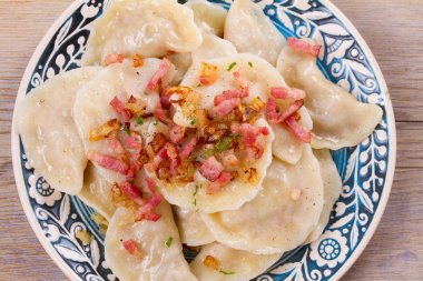 Köfte, lahana ile dolu ve kızarmış domuz pastırması ve soğan ile servis. Varenyky, vareniki, pierogi, pyrohy - Doğu Avrupa'nın popüler çanak. Yukarıda görmek, en iyi stüdyo vurdu