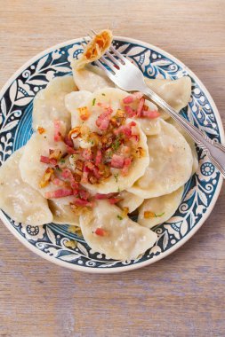 Köfte, lahana ile dolu ve kızarmış domuz pastırması ve soğan ile servis. Varenyky, vareniki, pierogi, pyrohy - Doğu Avrupa'nın popüler çanak. Yukarıda görmek, en iyi stüdyo vurdu