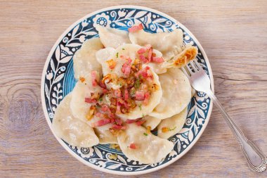 Köfte, lahana ile dolu ve kızarmış domuz pastırması ve soğan ile servis. Varenyky, vareniki, pierogi, pyrohy - Doğu Avrupa'nın popüler çanak. Yukarıda görmek, en iyi stüdyo vurdu