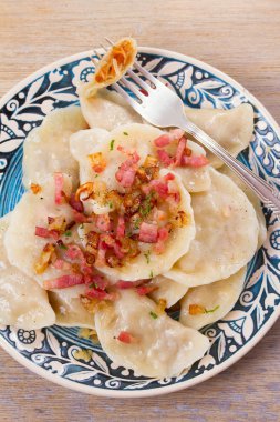 Köfte, lahana ile dolu ve kızarmış domuz pastırması ve soğan ile servis. Varenyky, vareniki, pierogi, pyrohy - Doğu Avrupa'nın popüler çanak. Yukarıda görmek, en iyi stüdyo vurdu