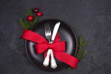 Tabak, çatal bıçak takımı, kırmızı kurdele ve çilek ile Noel tablo ayarı. Kış tatili ve festival arka plan. Noel arifesi Akşam Yemeği, yılbaşı yiyecek öğle yemeği. Yukarıdan görüntülemek, top, yatay