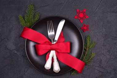 Tabak, çatal bıçak takımı, kırmızı kurdele ve çilek ile Noel tablo ayarı. Kış tatili ve festival arka plan. Noel arifesi Akşam Yemeği, yılbaşı yiyecek öğle yemeği. Yukarıdan görüntülemek, top, yatay