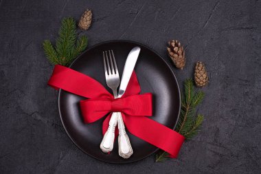 Tabak, çatal bıçak takımı, kırmızı kurdele ve çilek ile Noel tablo ayarı. Kış tatili ve festival arka plan. Noel arifesi Akşam Yemeği, yılbaşı yiyecek öğle yemeği. Yukarıdan görüntülemek, top, yatay