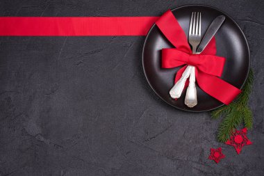 Tabak, çatal bıçak takımı, kırmızı kurdele ve çilek ile Noel tablo ayarı. Kış tatili ve festival arka plan. Noel arifesi Akşam Yemeği, yılbaşı yiyecek öğle yemeği. Yukarıdan görüntülemek, top, yatay