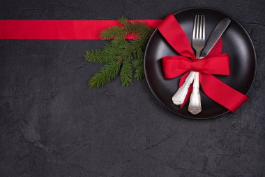 Tabak, çatal bıçak takımı, kırmızı kurdele ve çilek ile Noel tablo ayarı. Kış tatili ve festival arka plan. Noel arifesi Akşam Yemeği, yılbaşı yiyecek öğle yemeği. Yukarıdan görüntülemek, top, yatay