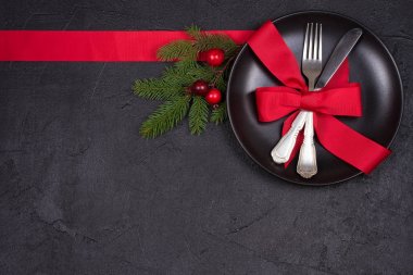 Tabak, çatal bıçak takımı, kırmızı kurdele ve çilek ile Noel tablo ayarı. Kış tatili ve festival arka plan. Noel arifesi Akşam Yemeği, yılbaşı yiyecek öğle yemeği. Yukarıdan görüntülemek, top, yatay