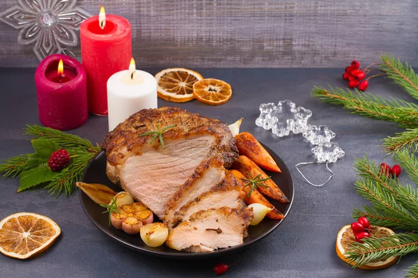 Weihnachtsbraten Auf Schwarzem Teller Und Festlicher Dekoration Abendessen Für Weihnachten — Stockfoto