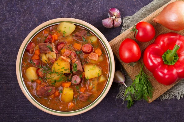 Eintopf Aus Rindfleisch Speck Würstchen Kartoffeln Karotten Und Kräutern Gulaschsuppe — Stockfoto