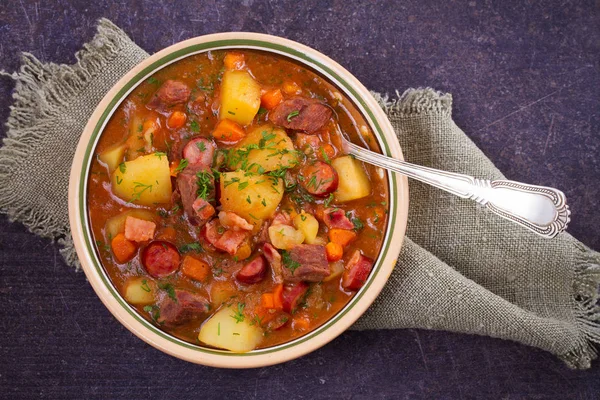 Guisado Feito Com Carne Bacon Salsichas Batatas Cenouras Ervas Sopa — Fotografia de Stock