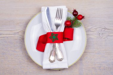 Tabak, çatal bıçak takımı ve kırmızı kurdele ile Noel tablo ayarı. Kış tatili ve festival arka plan. Noel arifesi Akşam Yemeği, yılbaşı yiyecek öğle yemeği. Yukarıdan görüntülemek, top, yatay