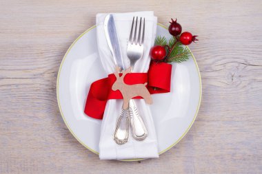 Tabak, çatal bıçak takımı ve kırmızı kurdele ile Noel tablo ayarı. Kış tatili ve festival arka plan. Noel arifesi Akşam Yemeği, yılbaşı yiyecek öğle yemeği. Yukarıdan görüntülemek, top, yatay
