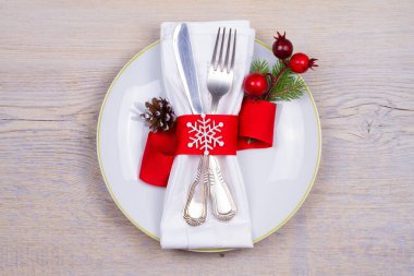 Tabak, çatal bıçak takımı ve kırmızı kurdele ile Noel tablo ayarı. Kış tatili ve festival arka plan. Noel arifesi Akşam Yemeği, yılbaşı yiyecek öğle yemeği. Yukarıdan görüntülemek, top, yatay