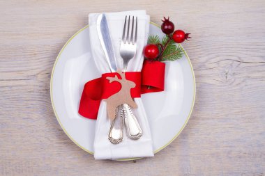 Tabak, çatal bıçak takımı ve kırmızı kurdele ile Noel tablo ayarı. Kış tatili ve festival arka plan. Noel arifesi Akşam Yemeği, yılbaşı yiyecek öğle yemeği. Yukarıdan görüntülemek, top, yatay
