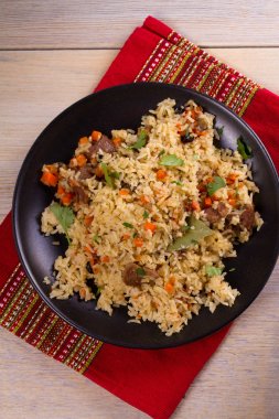Sığır eti, havuç, soğan, sarımsak ve baharat ile pilav. Plov. Asya Mutfağı yemek. Yukarıdan görüntülemek, top, dikey