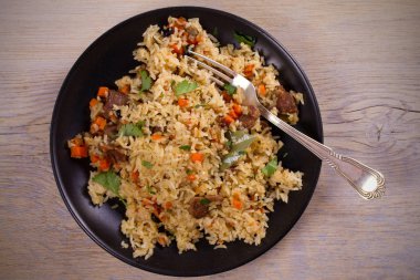 Sığır eti, havuç, soğan, sarımsak ve baharat ile pilav. Plov. Asya Mutfağı yemek. Yukarıdan görüntülemek, top, yatay