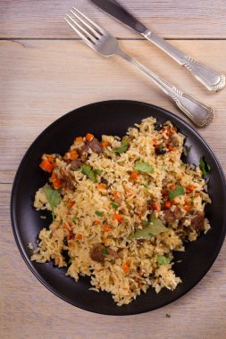 Sığır eti, havuç, soğan, sarımsak ve baharat ile pilav. Plov. Asya Mutfağı yemek. Yukarıdan görüntülemek, top, dikey