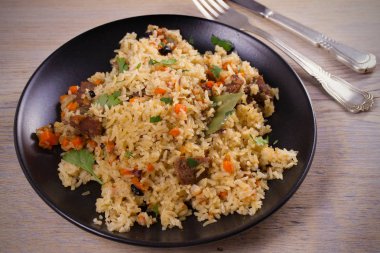 Sığır eti, havuç, soğan, sarımsak ve baharat ile pilav. Plov. Asya Mutfağı tabak