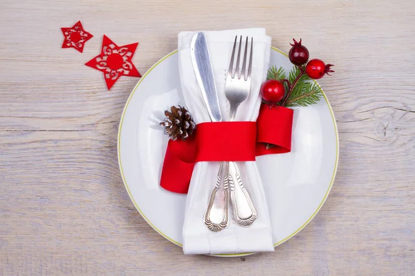 Χριστουγεννιάτικο Τραπέζι Ρύθμιση Πιάτο Μαχαιροπίρουνα Και Κόκκινη Κορδέλα Χειμερινές Διακοπές — Φωτογραφία Αρχείου