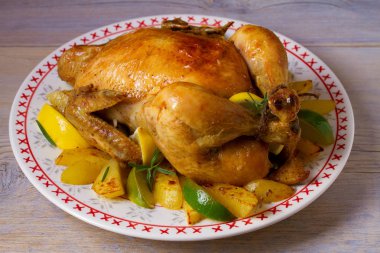 Bütün kavrulmuş tavuk veya hindi patates, limon ve limes, yatay