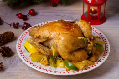 Bütün kızarmış tavuk ya da hindi patates, limon ve limes Noel ve yeni yıl arka planda, yatay