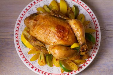 Bütün kızarmış tavuk ya da hindi patates, limon ve limes. Yukarıdan görüntülemek, top, yatay