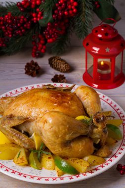 Bütün kızarmış tavuk ya da hindi patates, limon ve limes Noel ve yeni yıl arka planda, dikey