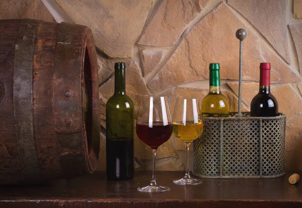 Червоно Біле Вино Поруч Старою Скринею Винному Підвалі — стокове фото
