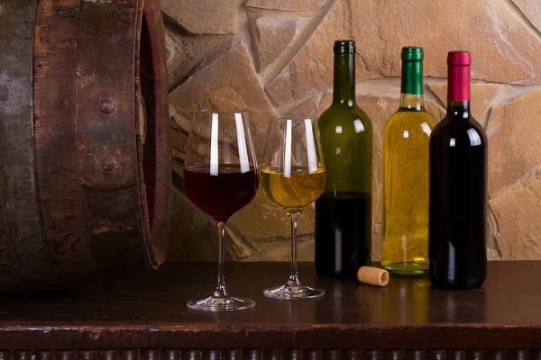Vino Rosso Bianco Accanto Alla Vecchia Botte Cantina — Foto Stock