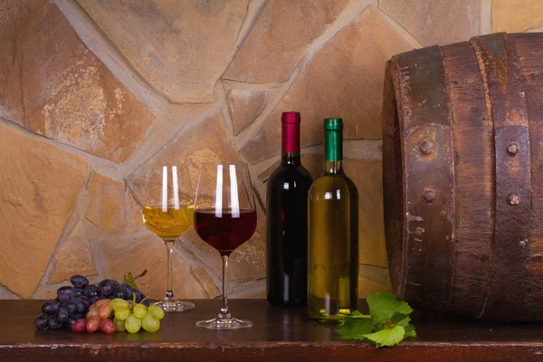 Vino Rosso Bianco Con Uva Accanto Botte Vecchia Cantina Concetto — Foto Stock