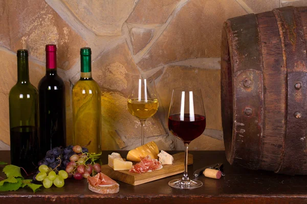 Rot Und Weißwein Mit Käse Schinken Und Trauben Neben Alten — Stockfoto