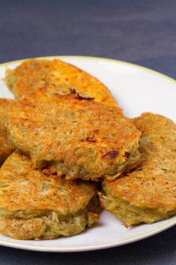 Patates gözlemesi. Sebze börek. Latkeler bir plaka üzerinde
