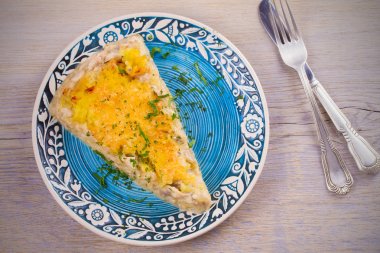 Üstte berrak ve tavuk, mantar, peynir ve patates güveç içinde nemli. Patates graten. Yukarıdan görüntülemek, top, ek yükü