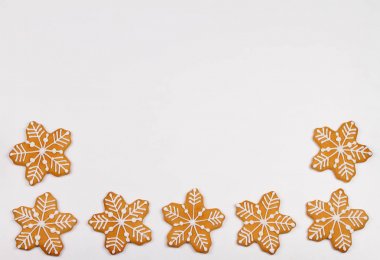 Zencefil Ekmek Çerezler beyaz arka plan üzerinde. Zencefilli kurabiye kar taneleri. Noel, yeni yıl ve kış tatil kavramı. Yukarıdan görüntülemek, top, yatay