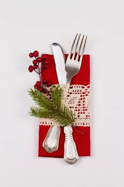 Noel sofra çatal bıçak takımı, çam dal ve şerit ile yer. Kış tatili ve festival arka plan. Noel arifesi Akşam Yemeği, yılbaşı yiyecek öğle yemeği. Yukarıdan görüntülemek, top, dikey